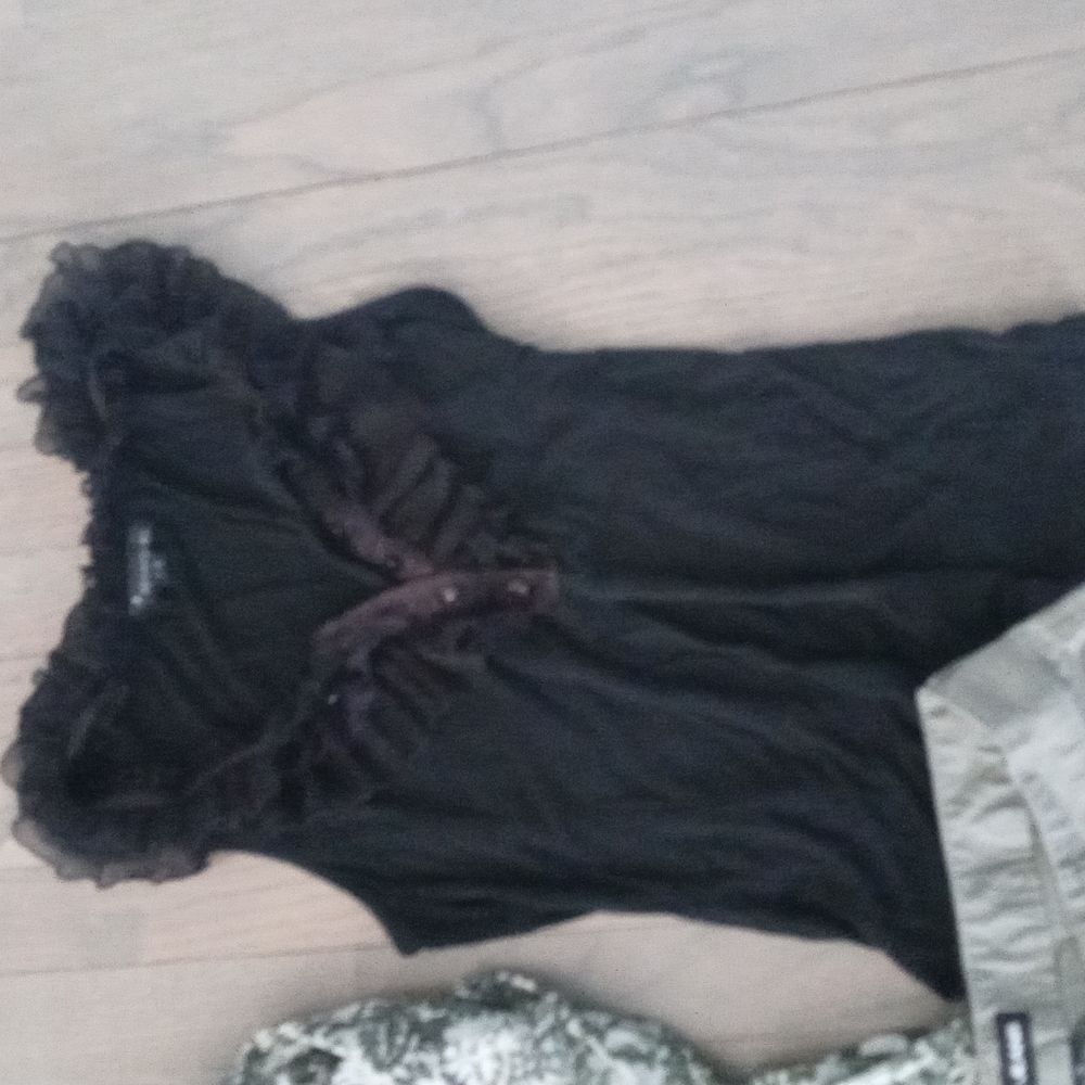 3 items. 1Dkny cargo capris what a deal sz 12.green henly top.blank top - Picture 6 of 15